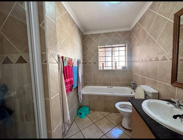 3 BEDROOM TOWNHOUSE FOR SALE IN SINOVILLE